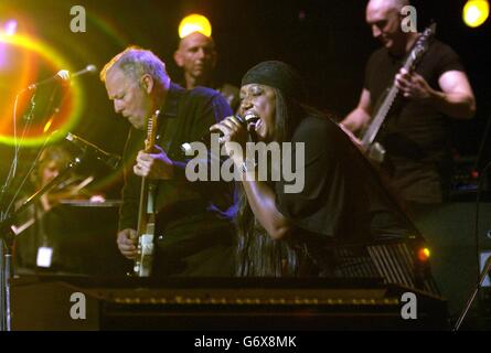 David Gilmour und Mica Paris treten an einem Abend mit Jools Holland auf, im Rahmen der „The Who and Friends“-Spendenwoche mit Auftritten, die dem Teenage Cancer Trust in der Royal Albert Hall in London zur Verfügung stehen. Stockfoto