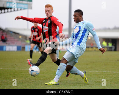 Franck Moussa von Coventry City (rechts) und Ryan Woods von Shrewsbury Town (links) kämpfen um den Ball. Stockfoto