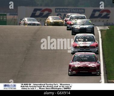 18-AUG-96 ...International Touring Car's , Silverstone ...Gabriele Tarquini führt die Verfolgergruppe auf seinem Weg zum Sieg in Rennen 1 an Stockfoto