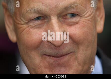 Nicholas Locock, Enkel von Henry Locock, vor der St. Mary-Le-Bow Kirche in der City of London, nach einer Sitzung des Hofes von Arches. Locock glaubt, dass sein Großvater der uneheliche Sohn von Prinzessin Louise war, Tochter von Königin Victoria, und sucht die Erlaubnis, seinen Körper für DNA-Tests exhumieren zu können. Stockfoto