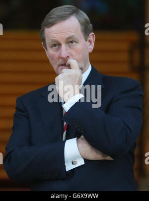 Taoiseach Enda Kenny erwartet die Ankunft des ehemaligen US-Präsidenten Bill Clinton in Regierungsgebäuden in Dublin. Stockfoto