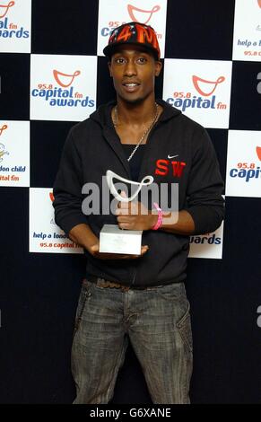 Sänger Simon Webbe von der Boyband Blue mit ihrer Auszeichnung für den besten Konzert Act während der Capital FM Awards 2004 für Help A London Child im Royal Lancaster Hotel in West London. Die Preise feiern Londons Lieblingsmusik und -Musiker und werden von Capital FM-Hörern gewählt. Stockfoto