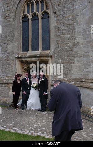 Ein Fotograf fotografiert Hochzeit des glücklichen Paares Matthew und Rebekka Jones und Matthew es Eltern Des und Laurie, alle vier von denen jetzt am St. Mary Magdalene Chuch in South Marston, in der Nähe von Swindon in Wiltshire, Samstag, 3. April 2004 geheiratet haben. Matthew ist inzwischen der 11. Generation in seiner Familie, in der gleichen Kirche als Teil einer Tradition, die zurück reicht bis 1690 zu heiraten. Matthäus 28, musste suchen besondere Erlaubnis, diese Tradition fortzusetzen, da er in Rugby, lebt um seine Braut, Rebekka, zu heiraten, der aus Devon stammt. PA-Foto: Johnny Green. Stockfoto