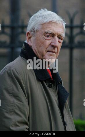 Michael Parkinson, Moderator der TV-Chat-Show, wird bei der ersten Einzelausstellung der Bildhauerin Tessa Campbell Fraser in einer öffentlichen Galerie im Natural History Museum im Westen Londons fotografiert. Tessa, die Frau des Komikers Rory Bremner, hat Flusspferde, Elefanten, Eisbären und Rothirsch geformt, die gemeinsam den Rasen des Museums übernommen haben. Die Ausstellung beginnt am 9. April und läuft bis zum 10. Oktober. Stockfoto