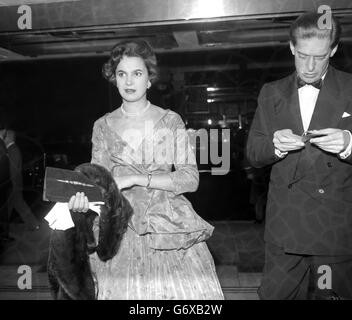 Der Graf und die Gräfin von Harewood im Foyer des Columbia Theatre in der Shaftesbury Avenue, London, um an der Premiere von Otto Premingers Film 'Anatomy of A Murder' teilzunehmen. Stockfoto