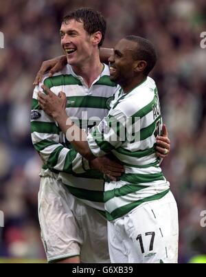 Chris Sutton (links) von Celtic feiert mit seinem Teamkollegen Didier Agathe, nachdem er im Halbfinale des Tennent's Scottish Cup in Hampden Park, Glasgow, gegen Livingston FC gewonnen hatte. NUR FÜR REDAKTIONELLE ZWECKE Stockfoto