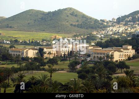 Eine allgemeine Ansicht des Hyatt Hotels im La Manga Club, Spanien. 12/08/04: Das spanische Resort La Manga - ein Stammhaus der englischen Fußballmannschaft im Vorfeld der großen Turniere - das zum Verkauf angeboten wurde mit einem Preisschild, das auf mehr als 100 Millionen geschätzt wird. Die Hafen- und Fährengruppe P&O, die seit 17 Jahren im Besitz des Clubs ist, gab am Donnerstag, dem 12. August 2004, Pläne für den Verkauf bekannt. Das 1,220 Hektar große Resort an der Costa Calida verfügt über zwei Luxushotels, drei Championship-Golfplätze, einen 28-Plätze-Tenniskomplex und ein achtstelliger professioneller Fußballplatz. Stockfoto