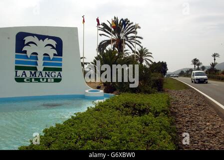 Eine allgemeine Ansicht vom La Manga Club, Spanien. 12/08/04: Das spanische Resort La Manga - ein Stammhaus der englischen Fußballmannschaft im Vorfeld der großen Turniere - das zum Verkauf angeboten wurde mit einem Preisschild, das auf mehr als 100 Millionen geschätzt wird. Die Hafen- und Fährengruppe P&O, die seit 17 Jahren im Besitz des Clubs ist, gab am Donnerstag, dem 12. August 2004, Pläne für den Verkauf bekannt. Das 1,220 Hektar große Resort an der Costa Calida verfügt über zwei Luxushotels, drei Championship-Golfplätze, einen 28-Plätze-Tenniskomplex und ein achtstelliger professioneller Fußballplatz. Stockfoto