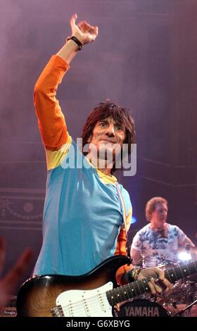 Ronnie Wood tritt auf der Bühne während des Ronnie Lane Tribute Konzerts in der Royal Albert Hall im Zentrum von London auf. Stockfoto