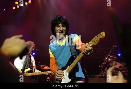 Ronnie Wood tritt auf der Bühne während des Ronnie Lane Tribute Konzerts in der Royal Albert Hall im Zentrum von London auf. Stockfoto