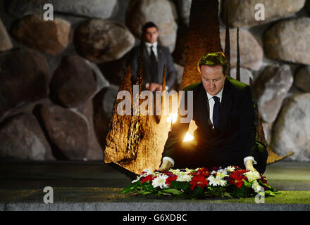 Premierminister David Cameron entfacht die ewige Flamme für die Erinnerung an die Opfer des Holocaust im Holocaust-Museum Yad Vashem in Jerusalem, Israel. Stockfoto