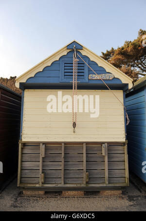 Gesamtansicht einer Strandhütte am Avon Beach in Mudeford in der Nähe von Christchurch Stockfoto