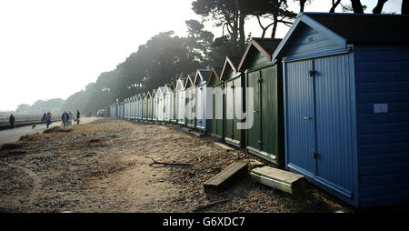 Allgemeiner Blick auf Strandhütten am Avon Beach In Mudeford bei Christchurch Stockfoto