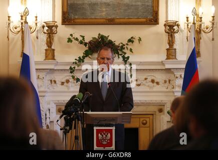 Der russische Außenminister Sergej Lawrow spricht bei einer Pressekonferenz in der Botschaftsresidenz der Russischen Föderation in den Kensington Palace Gardens, London. Stockfoto