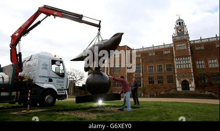 Eine Bronzeskulptur eines 1.5 Tonnen schweren und 3 Meter hohen Peregrine Falken wird im Hatfield House in Hertfordshire als Vorzeigeobjekt einer neuen Skulpturenausstellung, die im nächsten Monat im Haus eröffnet wird, an ihren Platz gehoben. Stockfoto