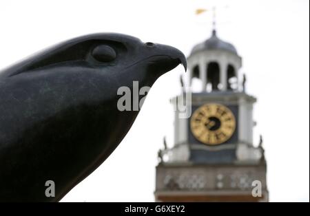 Eine Bronzeskulptur eines 1.5 Tonnen schweren und 3 Meter hohen Peregrine Falken wird im Hatfield House in Hertfordshire als Vorzeigeobjekt einer neuen Skulpturenausstellung, die im nächsten Monat im Haus eröffnet wird, an ihren Platz gehoben. Stockfoto