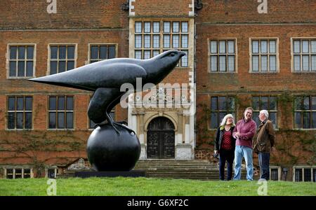 Wanderfalke Skulptur installiert Stockfoto