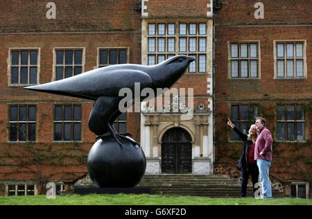 Wanderfalke Skulptur installiert Stockfoto