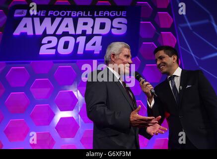 Frank Banks von Southend United (links) wird von Moderator Manish Bhasin auf der Bühne interviewt, nachdem er den Tokio Marine Unsung Hero Award bei den Football League Awards 2014 erhalten hat Stockfoto