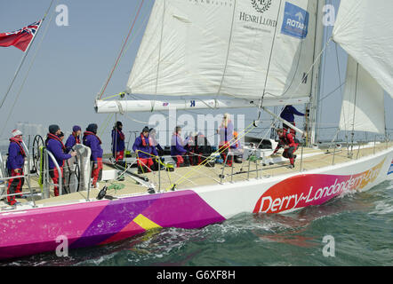 Segeln - Clipper 2013-14 Weltumsegeln - Rennen 10 - Qingdao. Die Crew von Londonderry-Doire wird unter Segeln gesehen, als sie das 10. Rennen des Clipper 2013-14 Round the World Yacht Race startet. Stockfoto