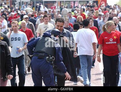 Die Sicherheit in Old Trafford ist streng, denn der hochkarätige Zusammenstoß zwischen Manchester United und Liverpool, nach einer Reihe von Anti-Terror-Razzien. Stockfoto