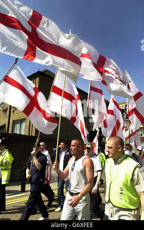 Anhänger der British National Front marschieren durch Bermondsey im Süden Londons, während die rechtsextreme Gruppe ihre jährliche St. George's Day Parade veranstaltet. Stockfoto