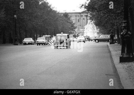 Prinzessin Anne und Kapitän Mark Phillips verlassen den Buckingham Palace mit dem Auto, um an der Premiere des Films 'The Dove' teilzunehmen. Der Wagen fährt an der Stelle in der Pall Mall vorbei, wo am 20. März der Entführungsversuch von Prinzessin Anne stattfand. Stockfoto