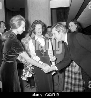 Prinzessin Anne und Kapitän Mark Phillips bei einer Veranstaltung in London von Riding for the Disabled Association, wo sie einen Film über die Ausbildung der Behinderten zu reiten. Danach, als das Königspaar zum Buckingham Palace zurückkehrte, wurden Schüsse auf ihr Auto in der Pall Mall abgefeuert, als Ian Ball versuchte, sie zu entführen. Stockfoto