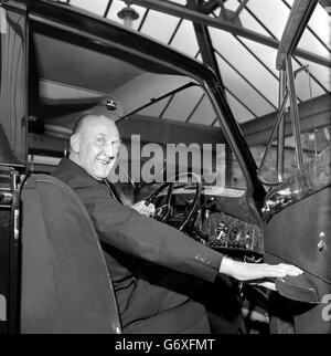 Am Steuer seines Royal Rolls Royce in den königlichen Gemäuern des Palace of Holyroodhouse sitzt Alexander Callender aus Edinburgh, der seit 20 Jahren als Chauffeur im königlichen Dienst steht. Er gewann die Queen's Gallantry Medal für seinen Beitrag zum Schutz von Prinzessin Anne während der versuchten Entführung von Prinzessin Anne durch Ian Ball. Stockfoto