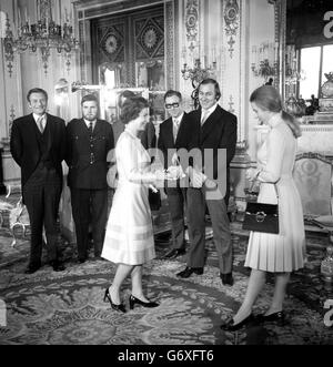 Investitur - Prinzessin Anne Kidnap Versuch Helden - weißen Salon, Buckingham-Palast Stockfoto