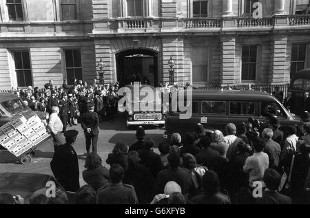 Ein Polizeikonvoi verlässt das Bow Street Court. Ian Ball, 26, ohne festen Wohnsitz, wurde angeklagt, in der Pall Mall den Bodyguard von Prinzessin Anne, Inspektor James Beaton, zu ermorden. Stockfoto