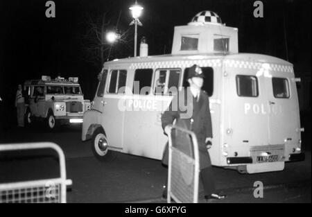 Ein Polizeiwagen am Tatort des versuchten Mordes an dem Leibwächter von Prinzessin Anne, Inspektor James Beaton, in der Pall Mall. Stockfoto