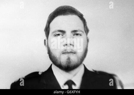 Ein Foto von Scotland Yard, dem Polizeibeamten Michael Hills, einem 22-jährigen Junggesellen aus Croydon, Surrey, der vor dem St. James's Palace Dienst hatte, als er ein Waffenfeuer hörte. Er wurde in der Brust verletzt, als er sich dem Schützen Ian Ball näherte und brach zusammen, nachdem er sein persönliches Radio benutzt hatte, um zu berichten: „Ich wurde geschossen“. PC Hills trat der Metropolitan Police „A“ Division in der Cannon Row im vergangenen Mai bei, direkt von der Ausbildungsschule. Stockfoto