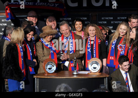 Horse Racing - 2014 Cheltenham Festival - Ladies Day - Cheltenham Racecourse Stockfoto