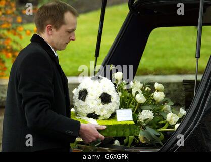 Die von Newcastle United gestifteten Blumen werden auf dem Sarg des ehemaligen Celtic-, Newcastle United- und Schottland-Spielers Ronnie Simpson vor der St Ninians Church in Edinburgh platziert. Zu den überlebenden Mitgliedern des European Cup-Siegerteams von Celtic aus dem Jahr 1967, darunter Billy McNeill, Jimmy Johnstone und Tommy Gemmell, kamen Stars des aktuellen ersten Teams wie Henrik Larsson, John Hartson und Kapitän Paul Lambert. Stockfoto