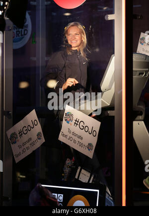 Radio 2 Moderatorin Jo Whiley während ihrer Sport Relief Challenge - auf einem Laufband in einer Plexiglas-Box für 26 Stunden zu laufen und gleichzeitig zwei Live-Sendungen ihrer BBC Radio 2 Show zu präsentieren - vor dem BBC Broadcasting House im Zentrum von London. Stockfoto