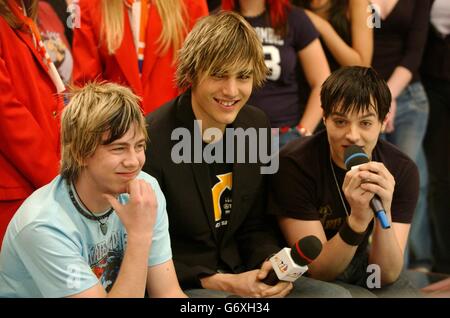 (Von links nach rechts) James Bourne, Charlie Simpson und Matt Willis von der Boyband Busted während ihres Gastauftritts bei MTV TRL UK in den MTV Studios in Camden, Nord-London. Die Jungs bewerben derzeit ihre neueste Single 'Air Hostess'. Stockfoto