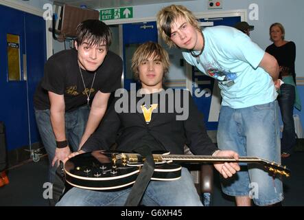 (Von links nach rechts) Matt Willis, Charlie Simpson und James Bourne von der Boyband Busted während ihres Gastauftritts bei MTV TRL UK in den MTV Studios in Camden, Nord London. Die Jungs bewerben derzeit ihre letzte Single 'Air Hostess', die gestern veröffentlicht wurde. Stockfoto