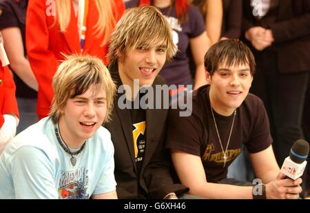 (Von links nach rechts) James Bourne, Charlie Simpson und Matt Willis von der Boyband Busted während ihres Gastauftritts bei MTV TRL UK in den MTV Studios in Camden, Nord London. Die Jungs bewerben derzeit ihre letzte Single 'Air Hostess', die gestern veröffentlicht wurde. Stockfoto