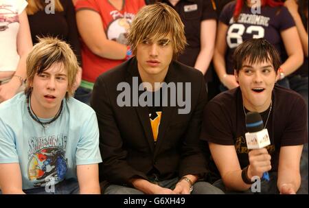 (Von links nach rechts) James Bourne, Charlie Simpson und Matt Willis von der Boyband Busted während ihres Gastauftritts bei MTV TRL UK in den MTV Studios in Camden, Nord London. Die Jungs bewerben derzeit ihre letzte Single 'Air Hostess', die gestern veröffentlicht wurde. Stockfoto