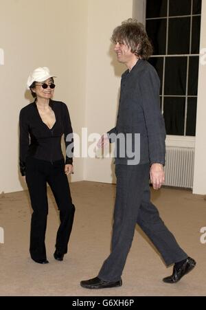 Die Künstlerin und Komponistin Yoko Ono mit Bob Geldof während einer Fotocall, um die Gewinner von Beck's Futures 2004 - dem reichsten Kunstpreis Großbritanniens - im ICA The Mall im Zentrum von London zu präsentieren. Stockfoto