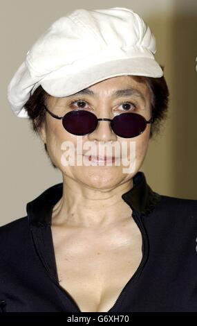 Künstler und Komponist Yoko Ono bei einer Fotocall, um die Gewinner von Beck's Futures 2004 - dem reichsten Kunstpreis Großbritanniens - im ICA The Mall im Zentrum von London zu präsentieren. Stockfoto