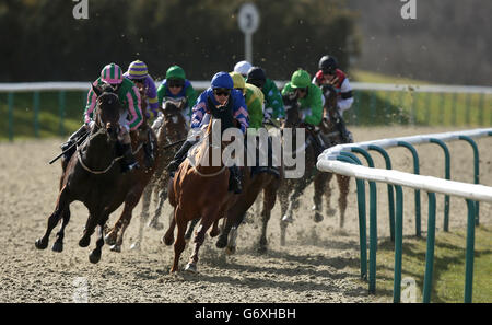 Biscuiteer, (vorne rechts) von Frederik Tylicki geritten, rundet die Kurve ab, bevor er in die Heimgerade geht und das 32red Thunderstruck II Slot Casino Handicap gewinnt (Klasse 6) (nur 3YO) Stockfoto