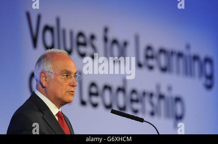 Der Chefinspektor der Schulen in England und Ofsted-Chef Sir Michael Wilshaw hält eine Rede während der ASCL-Jahreskonferenz im Hilton Metropole, Birmingham. Stockfoto