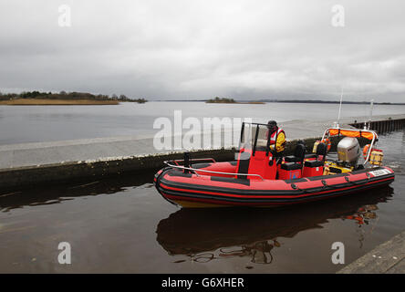 Ein Mitglied der Zivilverteidigung kehrt an Land zurück, während der fortgesetzten Suche von Lough Ree in Co Westmeath nach einem Mann nach dem Boot, in dem er mit zwei anderen gekentert war, gestern Nachmittag. Stockfoto