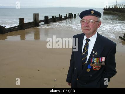 D-Day Veteran Clifford Brown aus Swanage in Dorset, der den Angriff auf Omaha Beach in der Normandie überlebte, indem er ein Loch in den Sand grub. Herr Brown war erst 17 Jahre alt, als sein Landungsschiff von Muscheln getroffen wurde und er während der D-Day Landungen am 6. Juni 1944 an den Strand gespült wurde. Er war acht Stunden lang gestrandet, während die amerikanischen Streitkräfte um die Kontrolle über den Strandkopf kämpften. Mr. Brown, 77, arbeitete als führender Heizer im Maschinenraum eines britischen Minensuchfahrers, wurde aber auf ein Landungsfahrzeug versetzt, um zu helfen, als es unter schwerem Feindfeuer kam. Stockfoto