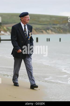 D-Day Veteran Clifford Brown aus Swanage in Dorset, der den Angriff auf Omaha Beach in der Normandie überlebte, indem er ein Loch in den Sand grub. Herr Brown war erst 17 Jahre alt, als sein Landungsschiff von Muscheln getroffen wurde und er während der D-Day Landungen am 6. Juni 1944 an den Strand gespült wurde. Er war acht Stunden lang gestrandet, während die amerikanischen Streitkräfte um die Kontrolle über den Strandkopf kämpften. Mr. Brown, 77, arbeitete als führender Heizer im Maschinenraum eines britischen Minensuchfahrers, wurde aber auf ein Landungsfahrzeug versetzt, um zu helfen, als es unter schwerem Feindfeuer kam. Stockfoto