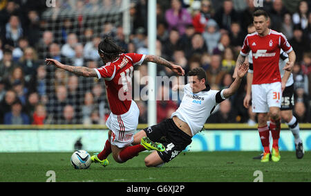 Craig Bryson von Derby County (rechts) und Jonathan Greening von Nottingham Forest (links) kämpfen während des Sky Bet Championship-Spiels im iPro Stadium, Derby, um den Ball. Stockfoto