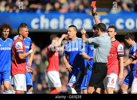 Schiedsrichter Andre Marriner zeigt Arsenals Kieran eine rote Karte Gibbs (links), als er seine Unschuld protestiert Stockfoto