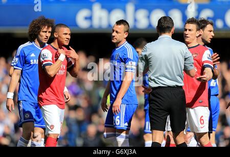 Schiedsrichter Andre Marriner zeigt Arsenals Kieran eine rote Karte Gibbs (links), als er seine Unschuld protestiert Stockfoto